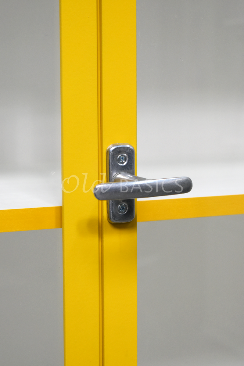 Detail van Apothekerskast Vitrine, 3 deuren, RAL1032, geel, materiaal staal